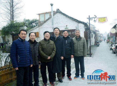 圖為作者（右三）與一眾兒時(shí)朋友來(lái)到童年時(shí)代所居住的泰州鐘樓巷尋根。