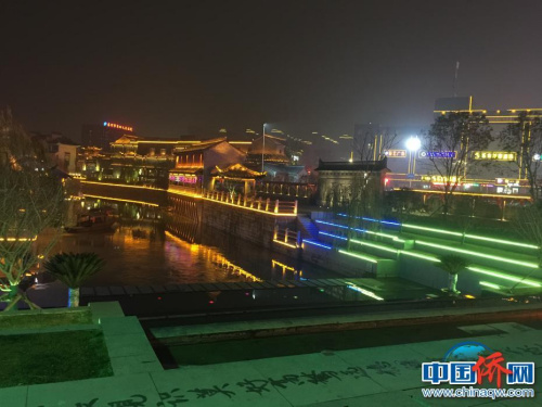 圖為作者拍攝泰州稻河古街區(qū)夜景。街面上有民間書法高手用拖把蘸水書寫的格言警句。（圖片均由作者提供）