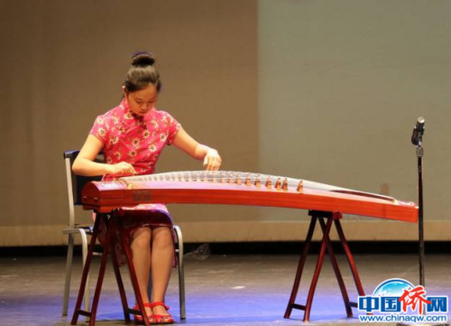 美麗的中國樂器 有空的時候，我喜歡練習古箏。優(yōu)美的旋律讓我瞬間感到放松、享受。（圖片均由作者提供）