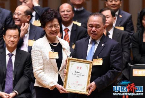 2017年7月3日，香港回歸20周年音樂會(huì)暨香港僑界社團(tuán)聯(lián)會(huì)第六屆會(huì)董就職典禮上，余國(guó)春（右）與新任特區(qū)行政長(zhǎng)官林鄭月娥。