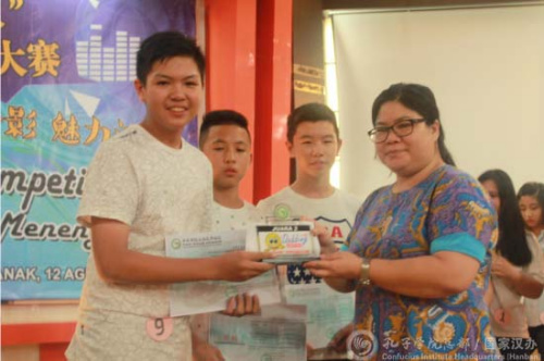 陳佩英為獲獎(jiǎng)選手頒發(fā)獎(jiǎng)杯及獎(jiǎng)狀。（國家漢辦網(wǎng)站圖片）