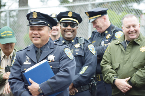 華裔警察馮英偉（左一）成功救回寶貴生命，所有執(zhí)法人員感興奮。左二為公園分局長森弗德。（美國《世界日報》/李秀蘭 攝）