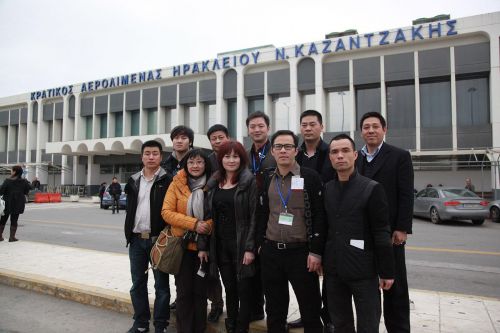 希臘克里特島-伊拉克里翁機(jī)場(chǎng)前，最后一批離島的志愿者合影留念。前排左至右，李昂，羅彤，吳曼爾，吳旭輝，任月松。后排左至右：王鷹旗，楊大壽，徐偉春，翁進(jìn)東，吳長(zhǎng)順。