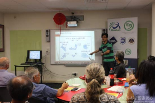 呂軍介紹中國(guó)地理。（國(guó)家漢辦網(wǎng)站圖片）