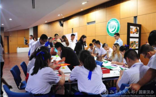 學(xué)生體驗(yàn)3D剪紙。（國家漢辦網(wǎng)站圖片）