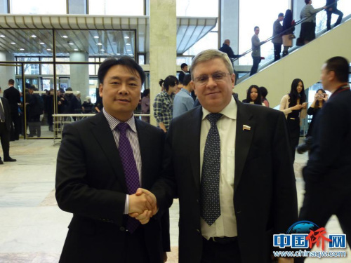 在克里姆林宮“俄羅斯中國旅游年”開幕式上與托爾申（注：時(shí)任俄羅斯聯(lián)邦委員會(議會上院)第一副主席）合影