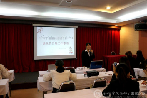 陳德珍為志愿者進(jìn)行泰語培訓(xùn)。（國家漢辦網(wǎng)站圖片）