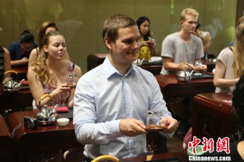 圖為：德國漢諾威孔子學(xué)院學(xué)生學(xué)習(xí)茶道?！⊥鯙t婧 攝