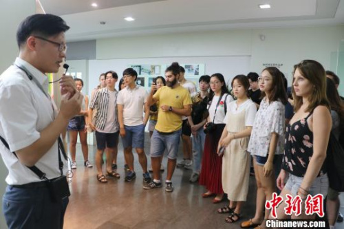 圖為：德韓兩國孔子學(xué)院學(xué)生聽講解?！⊥鯙t婧 攝