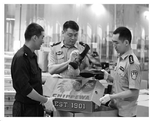 圖為拱北海關(guān)緝私警察對中山某外貿(mào)企業(yè)涉嫌走私案進(jìn)行調(diào)查。黃忠實 攝