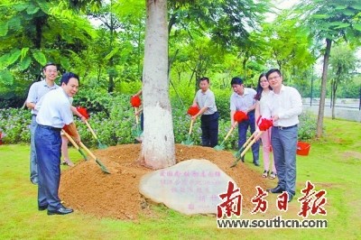 張欽偉創(chuàng)富不忘回報(bào)家鄉(xiāng)，特意回到大學(xué)時(shí)代的母校種下“勵(lì)志樹”并成立助學(xué)金。