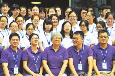 袁鈞瑛和中科院生物與化學(xué)交叉研究中心研究生夏令營的同學(xué)合影。鄭蔚攝