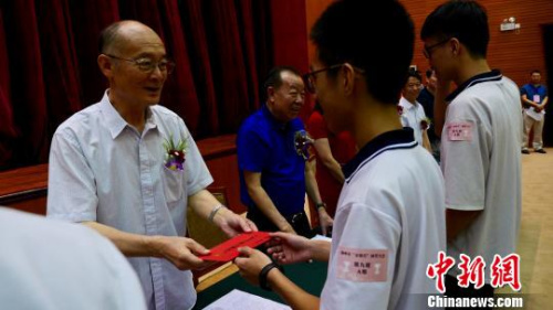 全國(guó)政協(xié)港澳臺(tái)僑委員會(huì)副主任、國(guó)務(wù)院僑務(wù)辦公室原副主任、中國(guó)華文教育基金會(huì)理事長(zhǎng)趙陽為學(xué)子頒發(fā)獎(jiǎng)學(xué)金?！￡悊⑷?攝