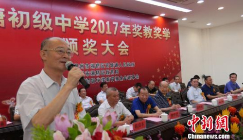 全國政協(xié)港澳臺僑委員會副主任、國務(wù)院僑辦原副主任、中國華文教育基金會理事長趙陽勉勵僑鄉(xiāng)學(xué)子刻苦向?qū)W?！￡悊⑷?攝