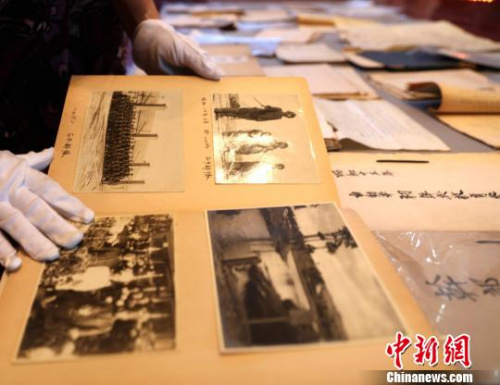 圖為工作人員正在展示侵華日軍第七三一部隊新證據(jù)?！⊥跏?攝