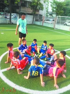 周國波和洛小足球隊(duì)員 