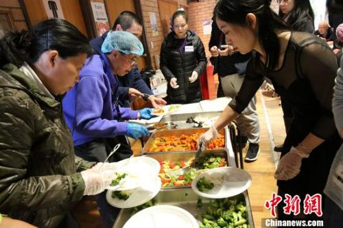 華人服務(wù)社義工為長者服務(wù)。陶社蘭 攝