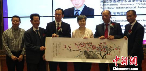 加拿大潮商會(huì)會(huì)長、溫哥華潮州同鄉(xiāng)會(huì)向即將離任的中國駐溫哥華總領(lǐng)事劉菲（右三）致贈(zèng)《滿園春色》圖。余瑞冬 攝