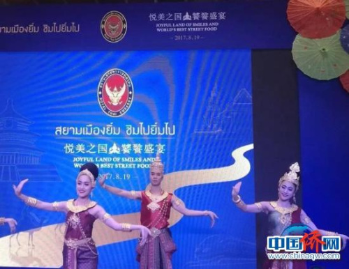 訪客欣賞傳統(tǒng)泰式表演舞蹈，泰拳等。（周乾憲 攝）