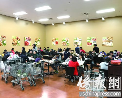 愛迪生新開張的大華超市，設(shè)立了寬敞的就餐區(qū)，每到周末，廣式粥粉面、燒臘、小炒和點(diǎn)心，讓很多顧客各取所需。