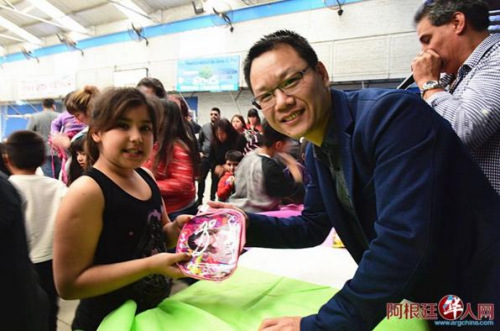 捐贈活動現場。(阿根廷華人網)