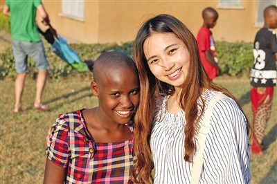 教非洲小姑娘說(shuō)中文。