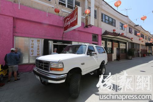 中國城的重慶路上正在舉辦辛普森展。（美國《僑報》/記者 邱晨攝）