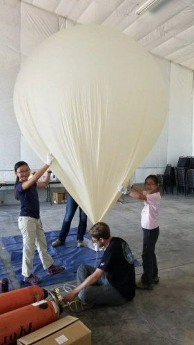 兩姐妹為今次日全食飛行作準(zhǔn)備。