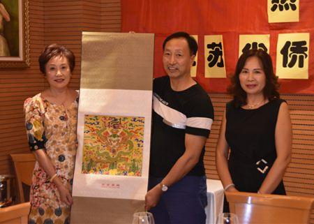 互贈禮物。（西班牙《歐華報》）