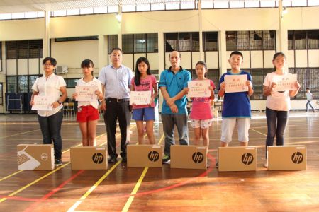 獲全校優(yōu)秀獎學生與來賓合影。