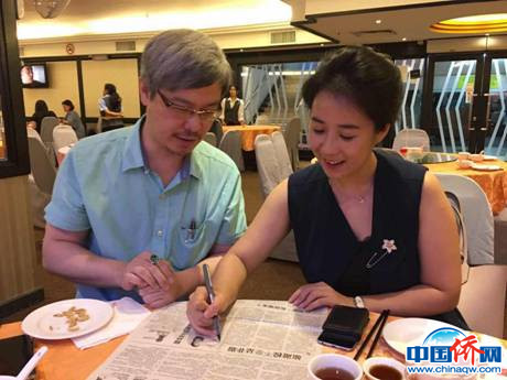 為《星洲日報》專欄的熱心讀者簽名。(右為作者)