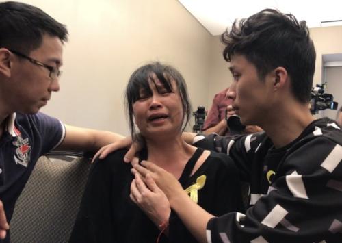 章瑩穎的母親葉麗鳳(中)在當(dāng)?shù)貢r(shí)間22日的說明會(huì)中，一度痛哭，右為章23歲的弟弟章新陽(yáng)，左為章的男友侯霄霖。(美國(guó)《世界日?qǐng)?bào)》/黃惠玲 攝)