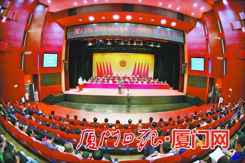 2017兩岸僑聯(lián)和平發(fā)展論壇·海峽兩岸暨香港澳門僑界圓桌峰會(huì)現(xiàn)場(chǎng)。(本報(bào)記者 吳爾婷 攝)