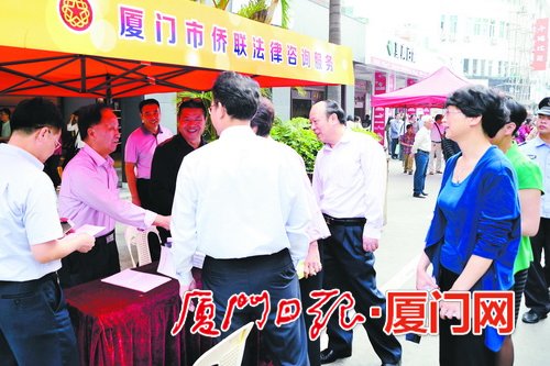 市僑聯(lián)法顧委無(wú)論是在“僑胞之家”定點(diǎn)定期的義務(wù)咨詢活動(dòng)還是在僑界舉辦大型活動(dòng)，都已成為市僑聯(lián)為僑服務(wù)的品牌。