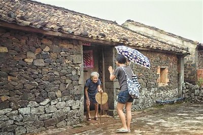 米田麻衣和王玉開(kāi)阿婆（已經(jīng)去世）會(huì)面時(shí)的情景。受訪者供圖