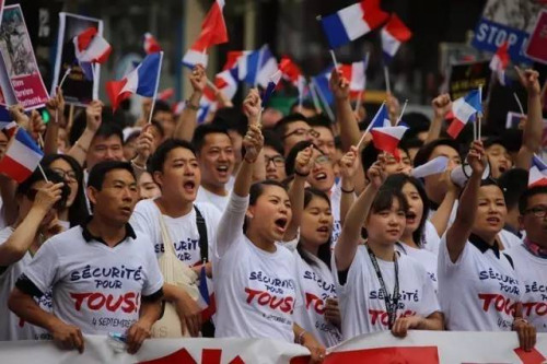 資料圖：當?shù)貢r間2016年9月4日，張朝林案引發(fā)著名的“反暴力，要安全”大游行。圖為游行隊伍在抗議。（圖片來源：法國《歐洲時報》/黃冠杰 攝）