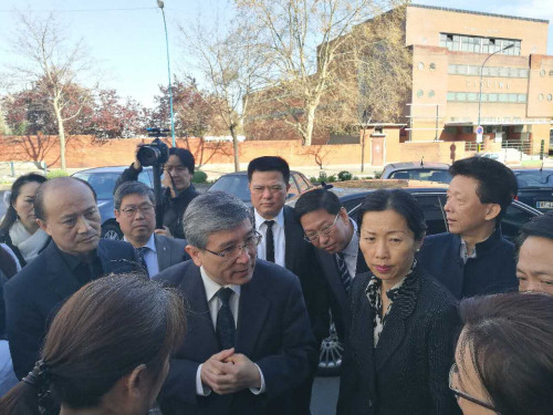 資料圖：2016年，劉少堯事件后，中國駐法使館關(guān)鍵公使代表翟雋大使，趕到被槍殺華僑家屬所在的酒店進行慰問。（法國《歐洲時報》/孔帆 攝）