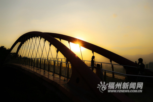 位于金雞山之頂?shù)娘w虹橋是觀賞落日的絕佳場所，在石椅上看著太陽慢慢落山。 漸漸地，陽光開始給城市上色，微紅、淡黃、濃郁而氤氳的色彩將城市與夕陽合二為一。 漸漸地，陽光開始給城市上色，微紅、淡黃、濃郁而氤氳的色彩將城市與夕陽合二為一。 幾道金紅色的陽光沖開云曦，夕陽如同一曲無聲的大合唱，激情而壯麗。 幾道金紅色的陽光沖開云曦，夕陽如同一曲無聲的大合唱，激情而壯麗。 如果來到琴亭湖畔，此時此刻，落日又呈現(xiàn)出一種迥然不同的美景。 如果來到琴亭湖畔，此時此刻，落日又呈現(xiàn)出一種迥然不同的美景。 夕陽緩緩依偎在群山的懷抱，夜色漸漸濃了，天空的色彩一種接著一種煙消云散。 夕陽緩緩依偎在群山的懷抱，夜色漸漸濃了，天空的色彩一種接著一種煙消云散。 云霞印著落日，天邊金紅如醉，襯托著由遠(yuǎn)及近的暮色，晚風(fēng)帶著夏末的涼意。 云霞印著落日，天邊金紅如醉，襯托著由遠(yuǎn)及近的暮色，晚風(fēng)帶著夏末的涼意。 日出而作，日落而息，千百年來，人們總會面對夕陽感慨萬千，如同在閱讀一本好書。 日出而作，日落而息，千百年來，人們總會面對夕陽感慨萬千，如同在閱讀一本好書。 黑夜來臨前，是夕陽最美的時候，這一刻，夕陽紅的驚心、紅的純美。 黑夜來臨前，是夕陽最美的時候，這一刻，夕陽紅的驚心、紅的純美。 隨著夕陽漸行漸遠(yuǎn)，短短幾十分鐘，卻蘊(yùn)含著天地間參悟不透的規(guī)則與奧秘。 隨著夕陽漸行漸遠(yuǎn)，短短幾十分鐘，卻蘊(yùn)含著天地間參悟不透的規(guī)則與奧秘。 日暮的平靜與淡泊讓煩躁的心情趨于平和，黃昏就像生命的隱喻，引領(lǐng)著我們?nèi)ヮI(lǐng)悟?qū)庫o。 日暮的平靜與淡泊讓煩躁的心情趨于平和，黃昏就像生命的隱喻，引領(lǐng)著我們?nèi)ヮI(lǐng)悟?qū)庫o。 傍晚時分，暑熱消解，金雞山上，寧靜而清爽。 傍晚時分，暑熱消解，金雞山上，寧靜而清爽。 2/11 　　消褪一日