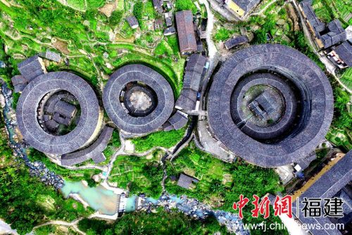 圓形土樓是客家土樓的典范，這種圓樓都由二、三圈組成，由內(nèi)到外，環(huán)環(huán)相套。王東明攝