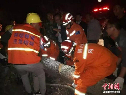 阿壩消防官兵趕赴震中，邊走邊清障邊救援。(圖片來源：<a target='_blank'  >中新網(wǎng)</a>)