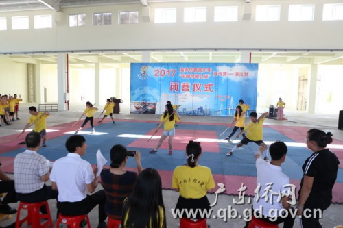 營(yíng)員們?cè)陂]營(yíng)儀式上匯報(bào)展示