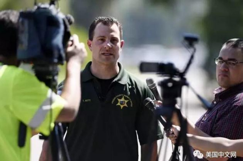 負責此事件的當?shù)鼐浇邮苊襟w采訪。（美國中文網(wǎng)微信公眾號）