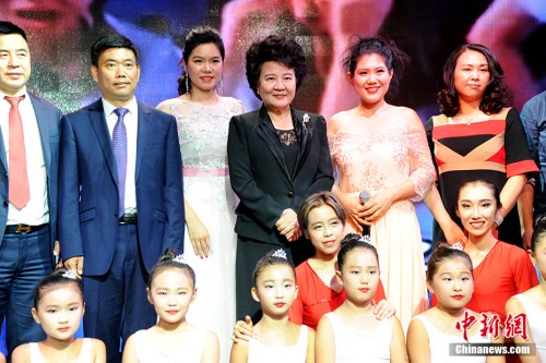 當?shù)貢r間8月24日，米蘭華星藝術(shù)團在意大利米蘭正式舉行揭牌儀式。中國國務院僑務辦公室主任裘援平與中國駐米蘭總領(lǐng)事宋雪峰共同為該團揭牌。<a target='_blank' >中新社</a>記者 彭大偉 攝