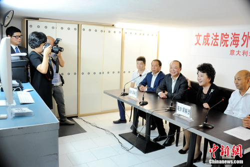 當(dāng)?shù)貢r間8月24日，中國國務(wù)院僑務(wù)辦公室主任裘援平率團訪問意大利，看望當(dāng)?shù)厝A僑華人。圖為裘援平當(dāng)天走訪浙江文成遠程視頻法庭米蘭聯(lián)絡(luò)點，并通過視頻與遠在中國浙江省文成縣人民法院審判庭的工作人員連線。 <a target='_blank' >中新社</a>記者 彭大偉 攝