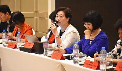 座談會上，康曉萍副主席講話。