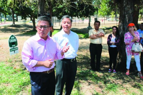 江俊輝(左)獲得了劉云平的背書后發(fā)表演講。僑報記者邱晨攝