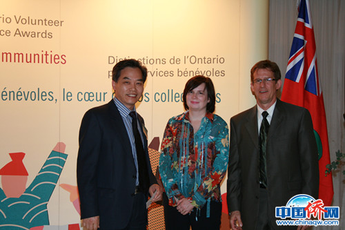 作者獲頒加拿大義工獎。