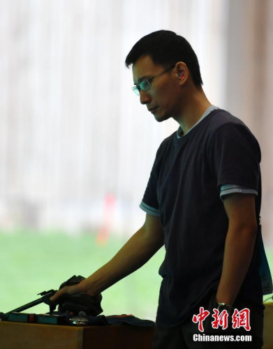 8月28日，天津團泊體育中心射擊館，美籍華人選手石晶參加第十三屆全國運動會男子50米手槍預賽，位列第18名。 <a target='_blank' >中新社</a>記者 翟羽佳 攝
