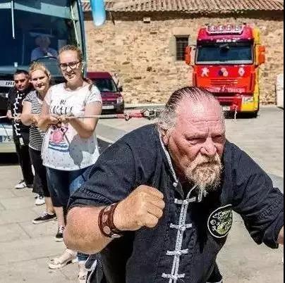 辮子氣功。（（西班牙《歐華報》））