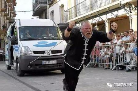 拉動一輛車。（西班牙《歐華報》）